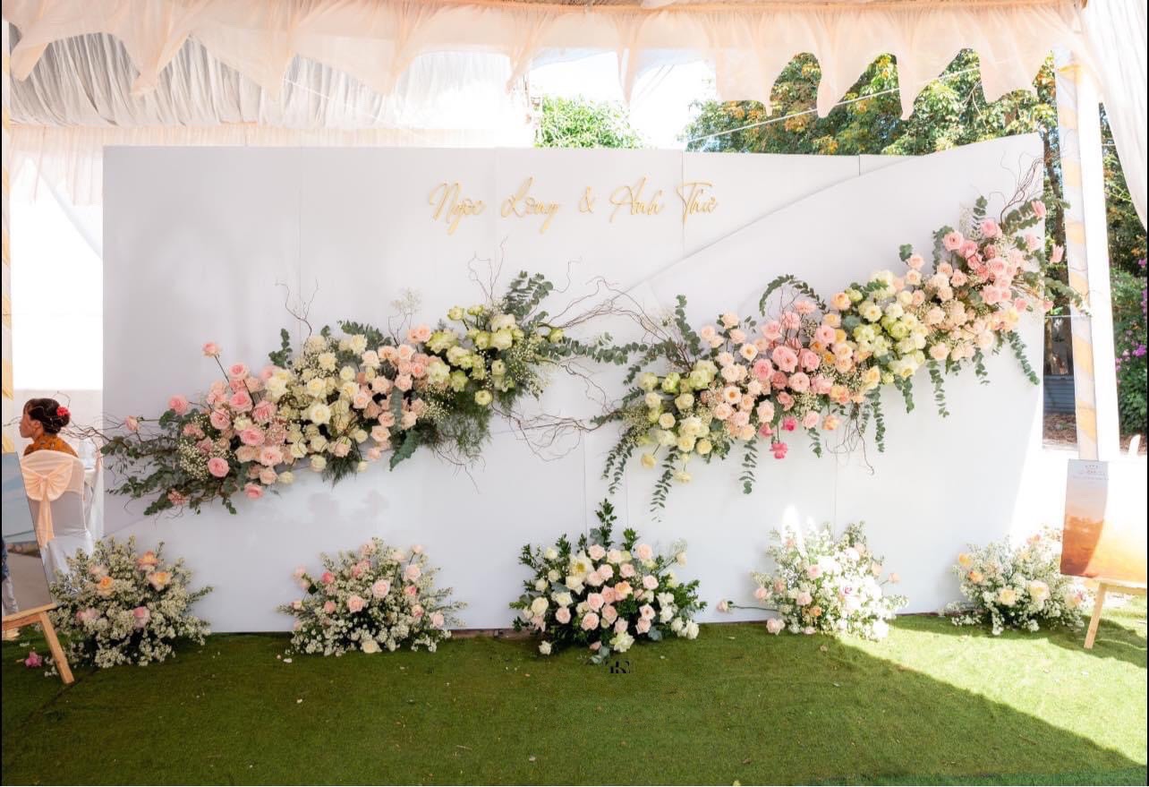 Phông chụp hình đám cưới bằng hoa tươi