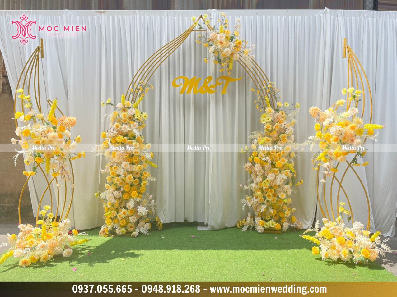 Cho thuê mẫu backdrop hoa lụa tone vàng tại TPHCM