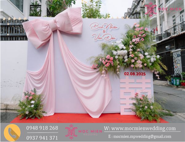 Trang trí backdrop cưới hoa lụa lá tươi mới nhất năm 2025