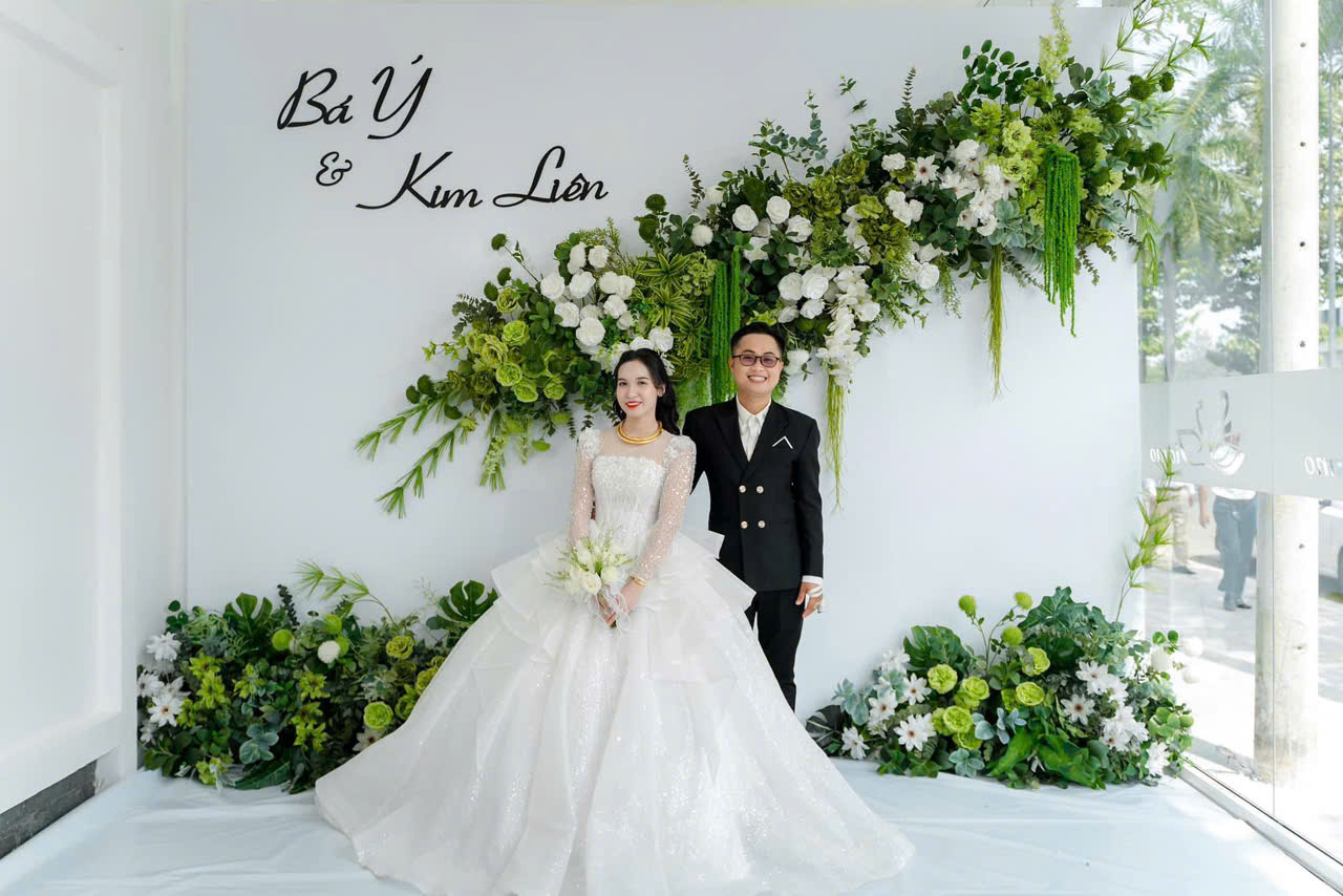 Backdrop trắng - xanh bằng hoa tươi nhẹ nhàng tôn lên vẻ đẹp của CD - CR