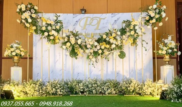 Backdrop cưới nhà hàng hình chữ nhật với tông màu trắng - vàng 