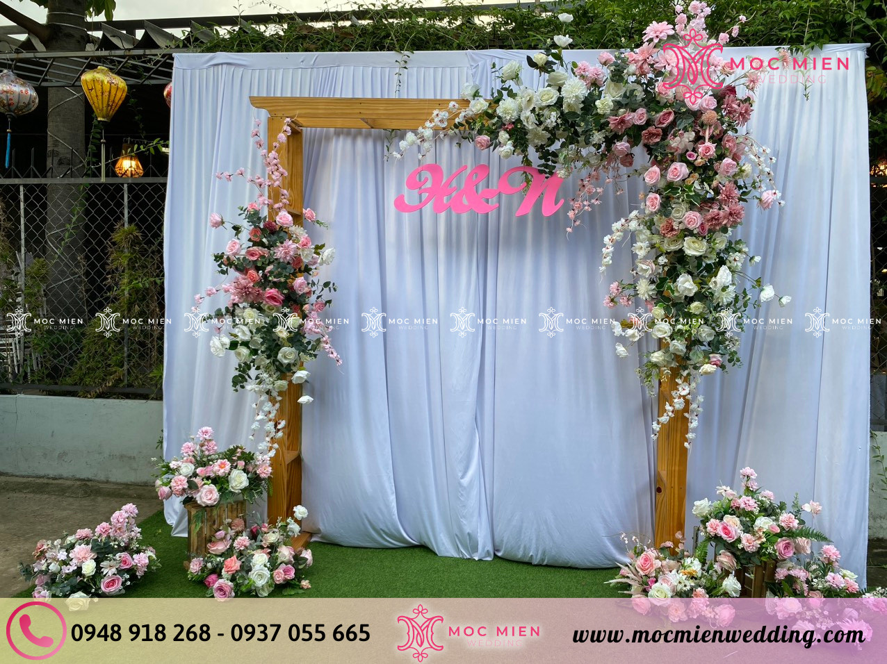 Cho thuê phông chụp ảnh cưới bằng hoa lụa đơn giản tại TPHCM