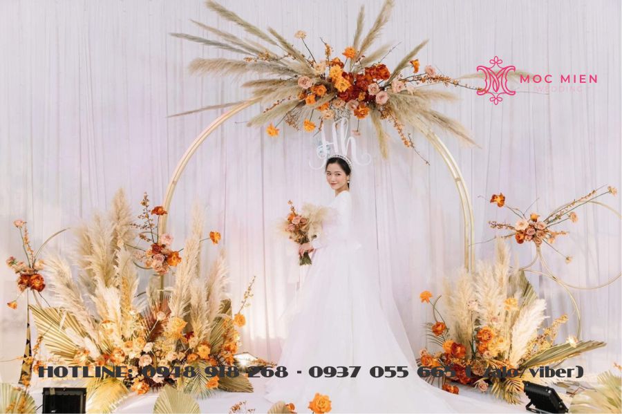 Trang trí backdrop cưới bằng hoa tươi đẹp tại TPHCM