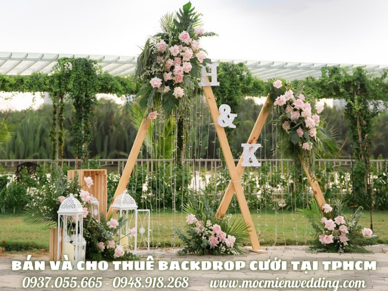 Trang trí backdrop hoa tươi chụp hình cưới ngoài trời