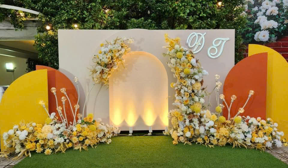 Backdrop chụp hình hoa lụa tone cam