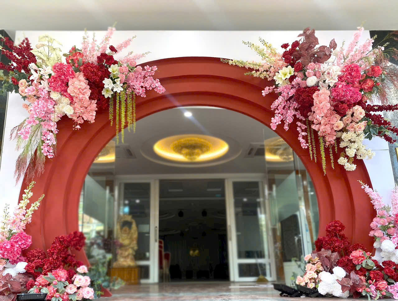 Mẫu cổng alu đỏ - hồng danh cho nhà hàng