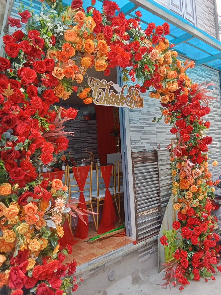 Cho thuê cổng hoa cưới tone đỏ cam 
