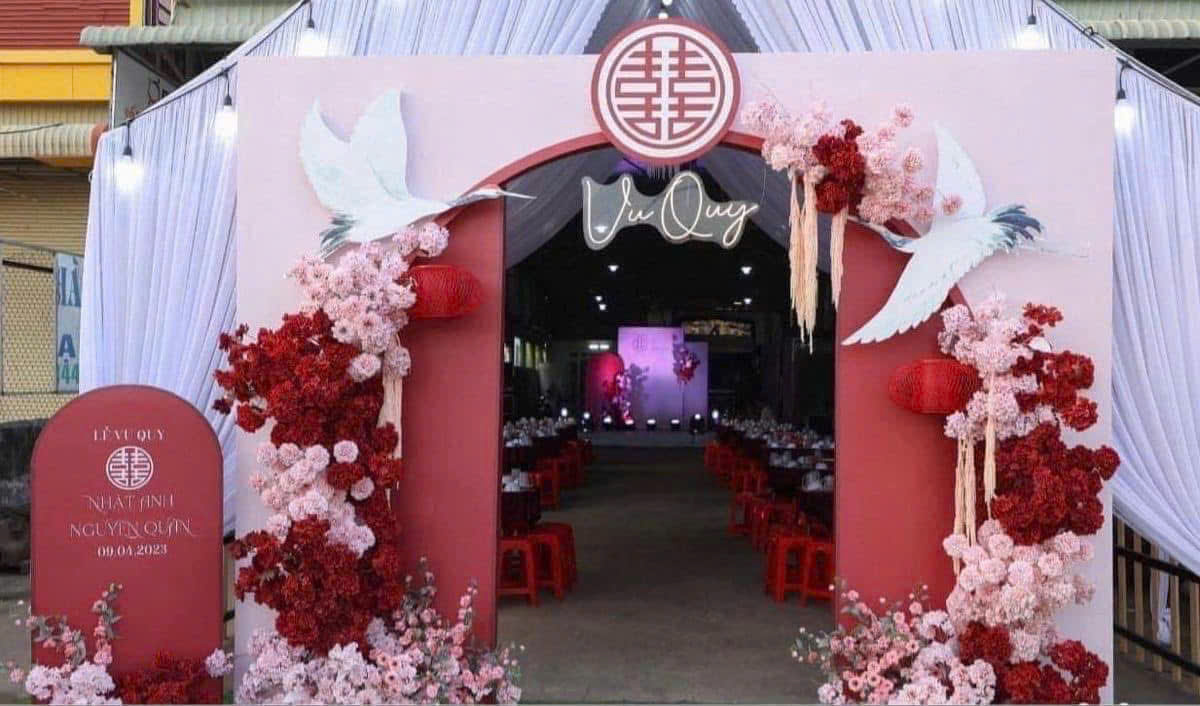 Cổng đỏ - hồng rực rỡ ngày cưới