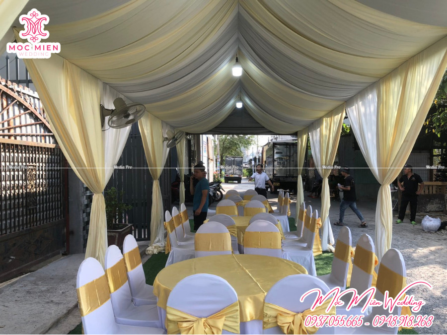 Rạp và bàn ghế tone vàng đẹp tại Tân Phú