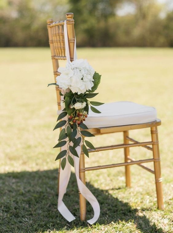 Trang trí ghế tiffany đám cưới ngoài trời với hoa và dây ruy băng 