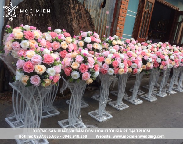 Giá thuê trụ hoa trang trí lối đi lên nhà hàng chỉ từ 399,000 vnđ/1 trụ