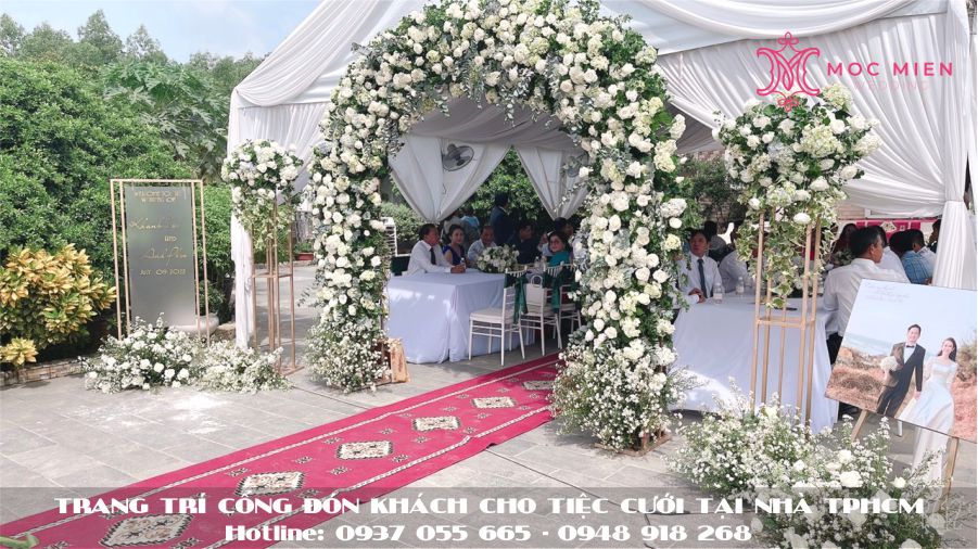 Trang trí cổng hoa cưới đón khách cho lễ đính hôn tại nhà Bình Dương