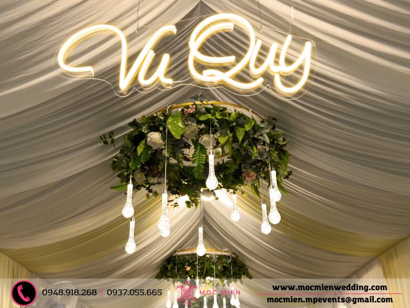 Đầu rạp được treo chữ VU QUY led làm nổi bật không gian rạp