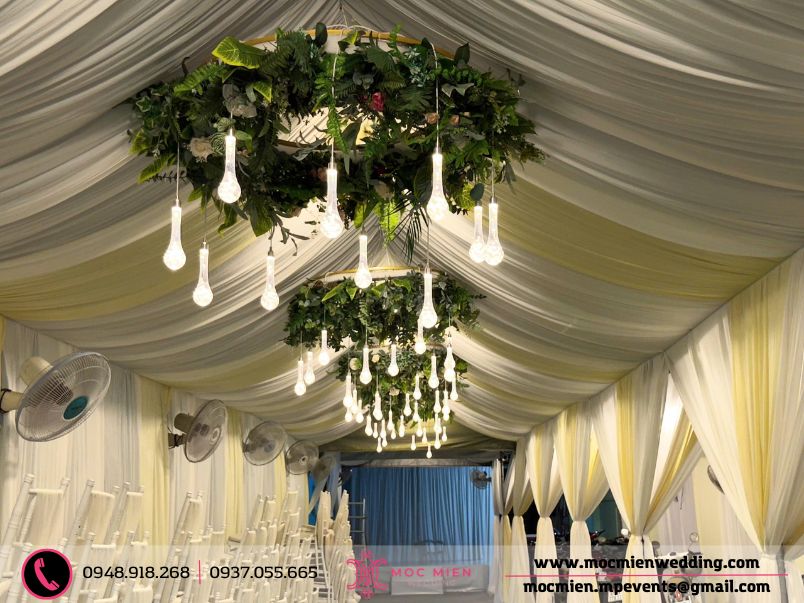 Cận cảnh vòng hoa giọt nước trang trí trần rạp