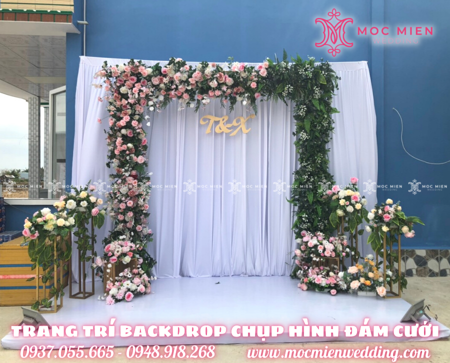 Mẫu backdrop chụp ảnh cưới hoa lụa đơn giản tại TPHCM
