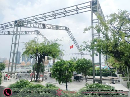 Khung sườn nhà bạt không gian được dựng lên hoàn chỉnh