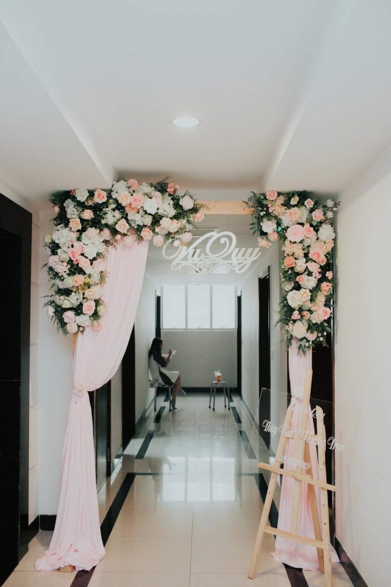 Thiết kế cổng hoa cưới nhỏ cho đám cưới tại căn hộ chung cư tphcm