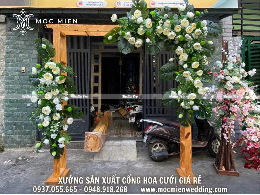 Cổng hoa sen lụa đồng bộ với gia tiên