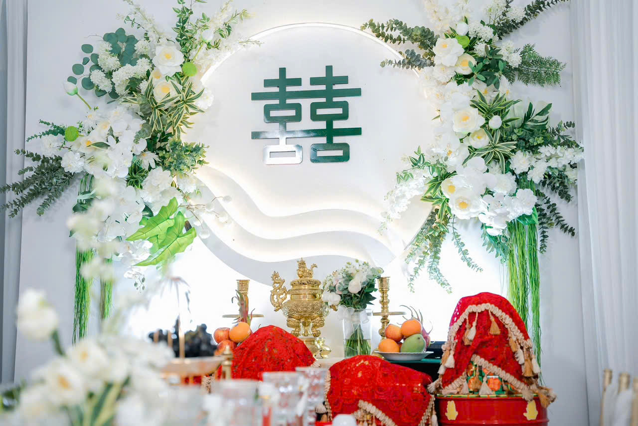 Gia tiên hoa lụa trắng - xanh tinh tế