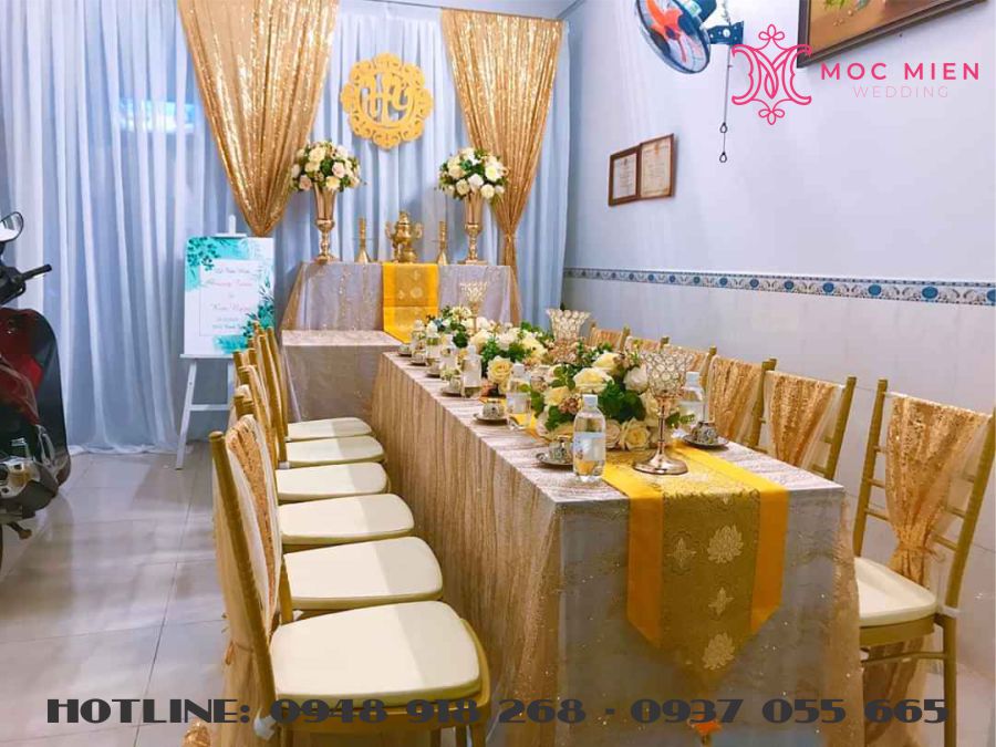 Mẫu trang trí bàn thờ nhà ngày cưới tông màu vàng đẹp tại TPHCM
