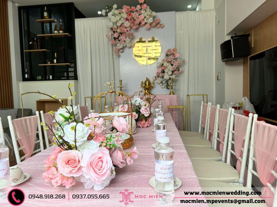 Trang trí hoa để bàn và nước suối tỉ mì