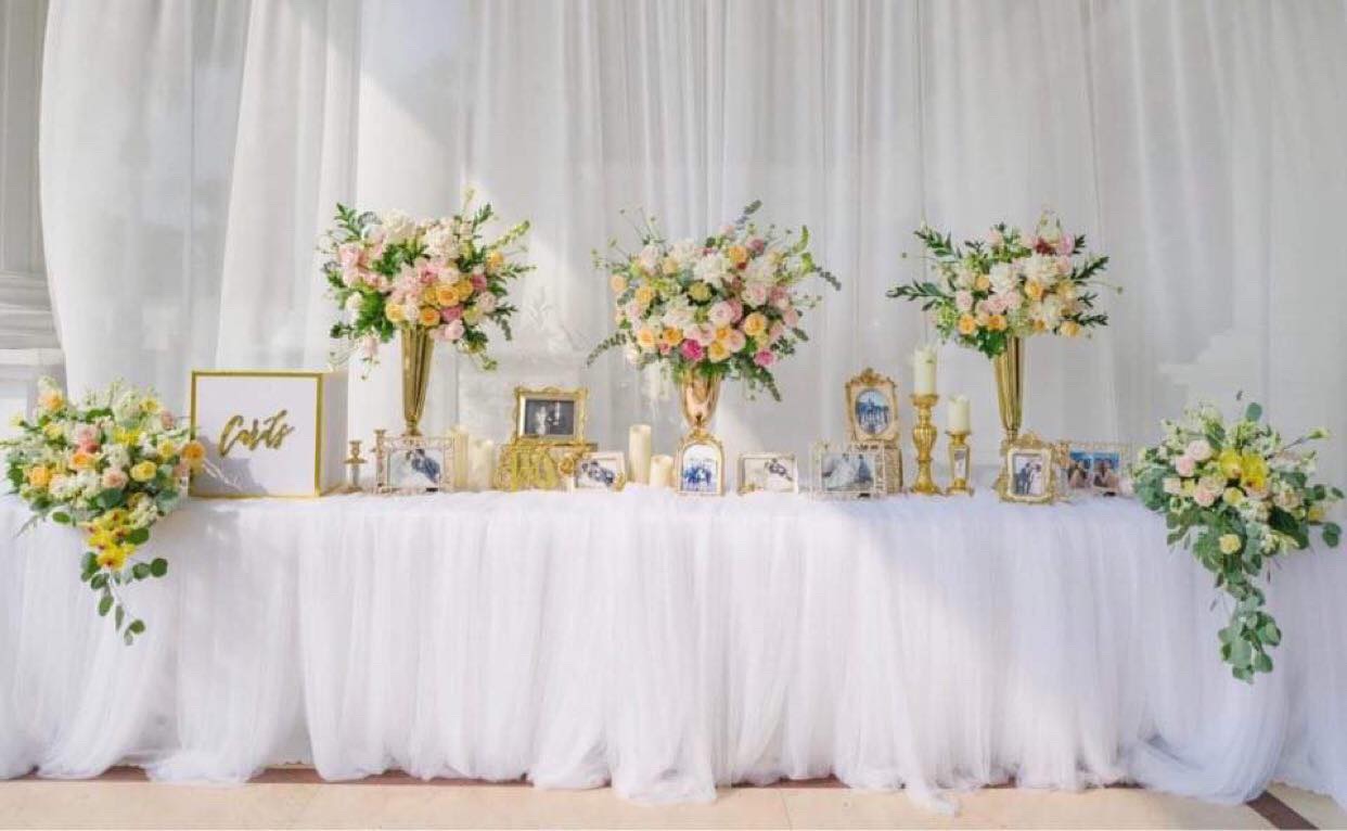 bàn Gallery đám cưới theo tone màu trắng nhẹ nhàng 