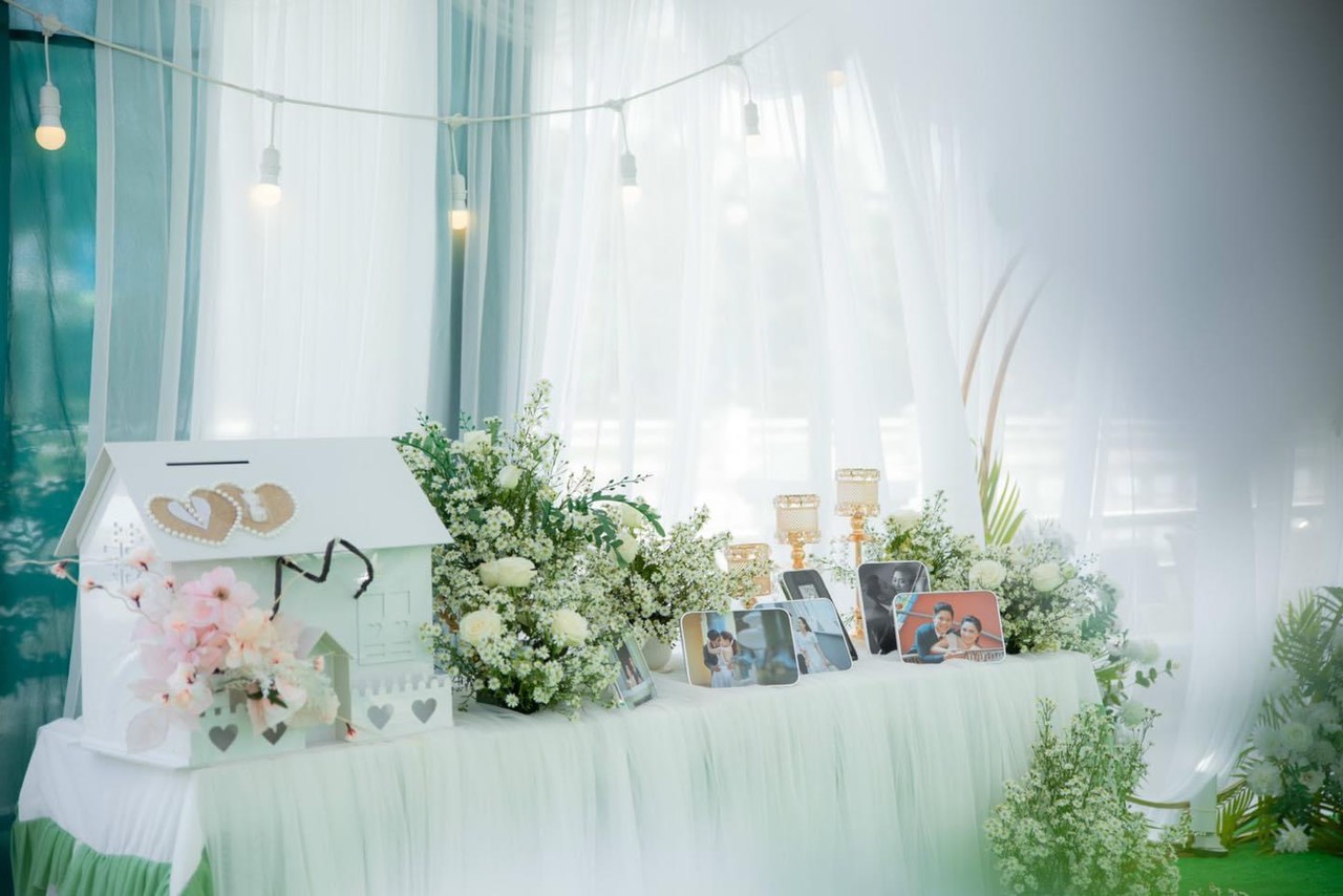 Trang trí bàn Gallery đám cưới theo tone màu trắng 
