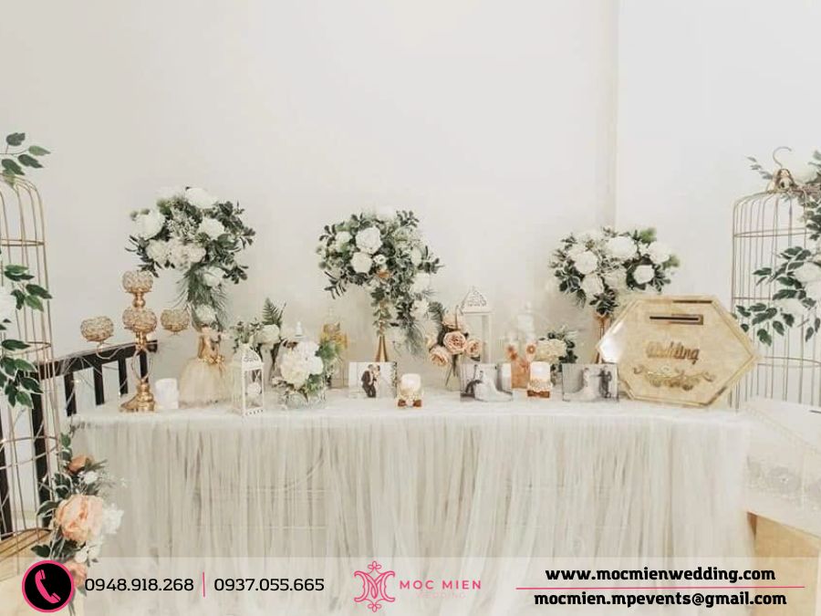 Trang trí bàn gallery hoa lụa tone trắng