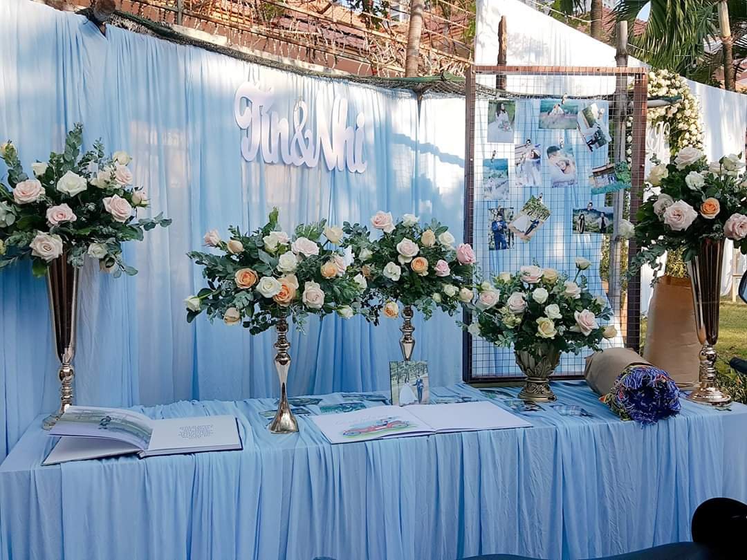 Trang trí bàn Gallery bằng hoa tươi theo tone màu xanh 