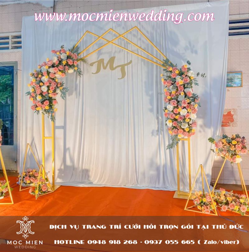 Giá thuê backdrop chụp ảnh cưới đơn giản bằng hoa lụa chỉ từ 4,500,000 vnđ/gói