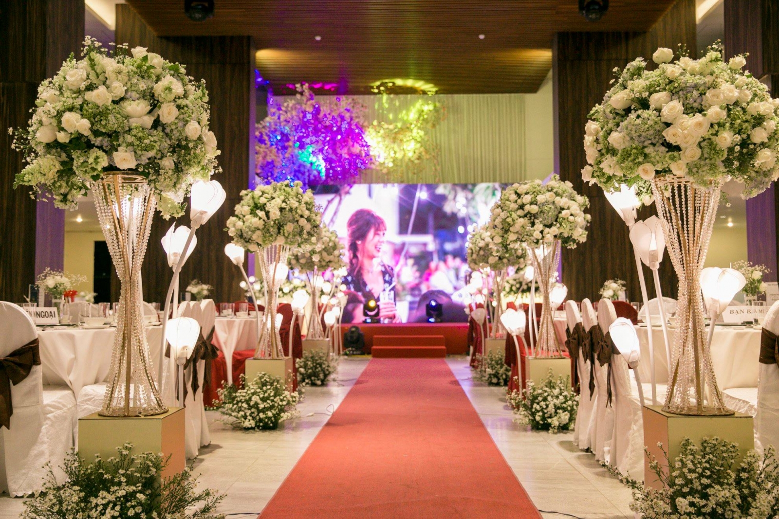 Trang trí đám cưới trọn gói tại nhà hàng bằng hoa lụa giá rẻ